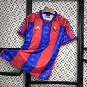 Camiseta local FC Barcelona 1996-97 con rayas verticales azulgranas, cuello tipo polo y escudo bordado