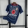 Camiseta visitante Atlético de Madrid 2004-05 azul marino con franja diagonal roja y blanca, logo Spiderman 2 y patrocinio Columbia Pictures