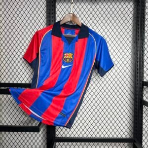 Camiseta local FC Barcelona 2001-02 con rayas azulgranas, cuello redondo y escudo bordado
