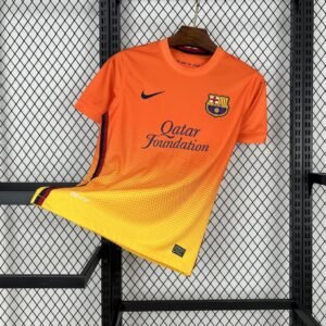 Camiseta visitante FC Barcelona 1998-99 en gris claro con detalles en burdeos y azul, cuello en V y escudo bordado