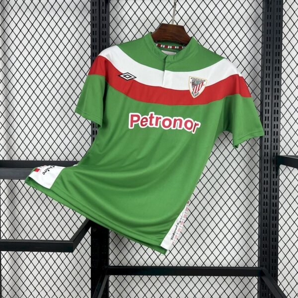 Camiseta visitante Athletic Club 2011-12 color verde con banda horizontal blanca y roja, escudo bordado y patrocinio de Petronor