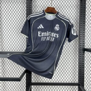 Camiseta visitante Real Madrid 2025‑26 azul marino con detalles en plateado, estampado efecto moiré y escudo retro