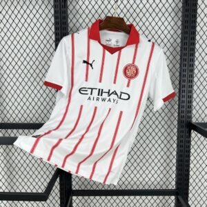 Camiseta local Girona FC 2025-26 en rojo con detalles blancos, escudo bordado y diseño clásico