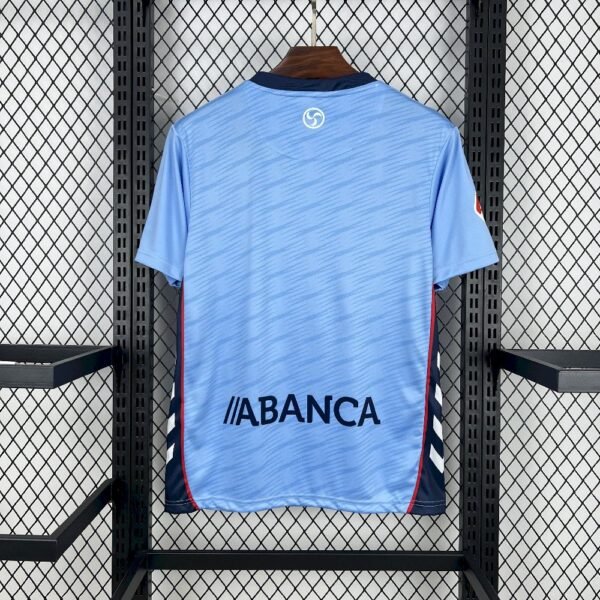 Parte trasera camiseta local Celta de Vigo 2025‑26 con espacio para nombre y número personalizados, diseño limpio y detalles en la espalda