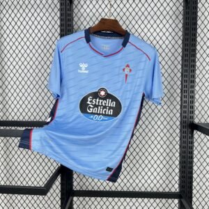 Camiseta local Celta de Vigo 2025‑26 en celeste con detalles en azul marino y rojo, escudo retro bordado y cuello en V ribeteado