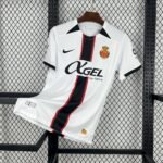 Camiseta visitante RCD Mallorca 2025‑26 blanca con franja central negra y roja, detalles en negro y escudo bordado