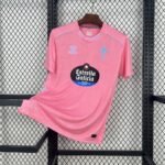 Camiseta tercera Celta de Vigo 2025‑26 en rosa con detalles en azul celeste, escudo bordado y diseño retro inspirado en los años 80 .