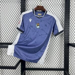 Camiseta visitante Real Sociedad 2025‑26 gris antracita con efecto mármol, detalles en plata y escudo centrado
