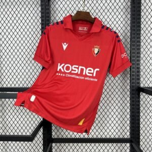 Camiseta local CA Osasuna 2025‑26 roja con detalles en azul marino, cuello tipo polo y patrón de rayas verticales sutiles