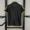 Parte trasera camiseta visitante Real Madrid 1999-2001 Adidas negra con detalles en dorado y espacio para nombre y número personalizados