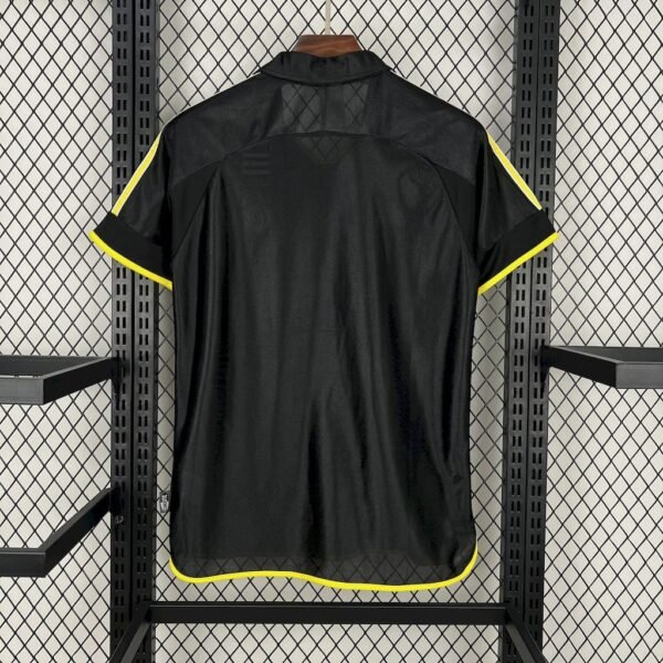 Parte trasera camiseta visitante Real Madrid 1999-2001 Adidas negra con detalles en dorado y espacio para nombre y número personalizados