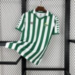 Camiseta local Real Betis 1982-85 Meyba color blanco con franjas verdes y patrocinador Marbella