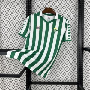 Camiseta local Real Betis 1982-85 Meyba color blanco con franjas verdes y patrocinador Marbella