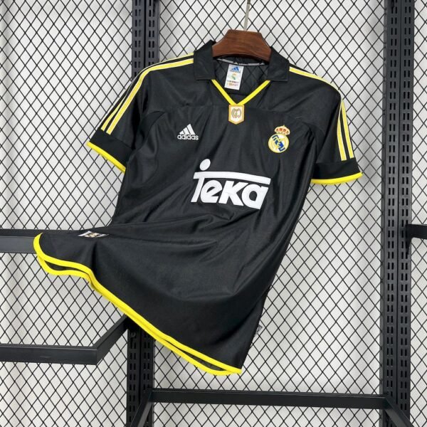 Camiseta visitante Real Madrid 1999-2001 Adidas color negro con detalles en dorado y patrocinador Teka