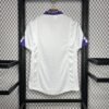 Parte trasera camiseta local Real Madrid 1997-98 Kelme blanca con detalles en morado y espacio para nombre y número personalizados