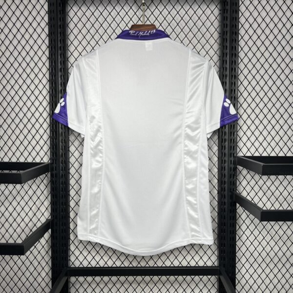 Parte trasera camiseta local Real Madrid 1997-98 Kelme blanca con detalles en morado y espacio para nombre y número personalizados