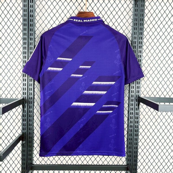 Parte trasera camiseta visitante Real Madrid 1994-96 Adidas morada con detalles en blanco y espacio para nombre y número personalizados