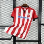 Camiseta retro Athletic Club 2011‑12 con franjas rojas y blancas, escudo bordado y patrocinio de Petronor