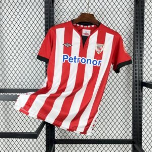 Camiseta retro Athletic Club 2011‑12 con franjas rojas y blancas, escudo bordado y patrocinio de Petronor