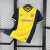 Camiseta visitante Atlético de Madrid 2013-14 en amarillo y azul marino, escudo bordado, logo Nike y patrocinio Azerbaijan Land of Fire