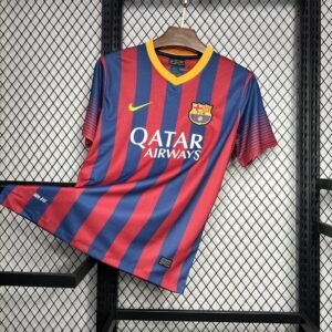 Camiseta local FC Barcelona 2013-14 Nike con rayas azulgranas, cuello redondo y patrocinador Qatar Airways