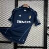 Camiseta visitante Real Madrid 2005-06 Adidas color negro con detalles en blanco y patrocinador BenQ Siemens