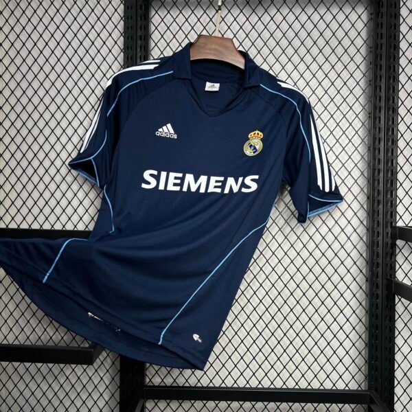 Camiseta visitante Real Madrid 2005-06 Adidas color negro con detalles en blanco y patrocinador BenQ Siemens