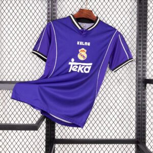 Camiseta visitante Real Madrid 1997-98 Kelme color morado con franjas moradas y patrocinador Teka