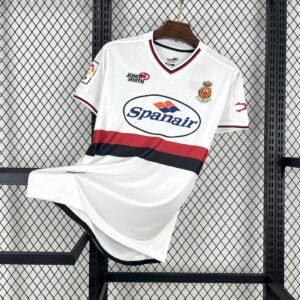 Camiseta visitante RCD Mallorca 2001-02 John Smith color blanco con detalles rojos y patrocinador Spanair