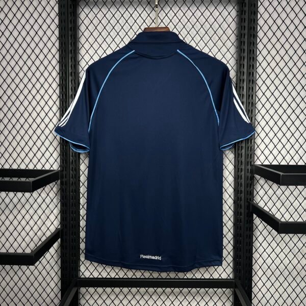 Parte trasera camiseta visitante Real Madrid 2005-06 Adidas negra con detalles en blanco y espacio para nombre y número personalizados