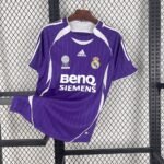 Camiseta tercera Real Madrid 2005-06 Adidas color lila con detalles en blanco y patrocinador BenQ Siemens