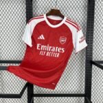 Camiseta local Arsenal 25/26 rojo con mangas blancas y patrón repeticiones “A” gótica