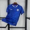 Camiseta local Chelsea 25/26 azul con grunge graphic Londres, acentos rojos y blancos
