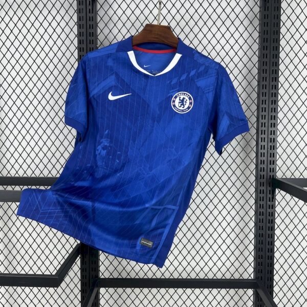 Camiseta local Chelsea 25/26 azul con grunge graphic Londres, acentos rojos y blancos