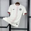 Camiseta visitante Chelsea 25/26 blanco roto con pinstripes rojas y verdes homenaje Magnificent Magyars