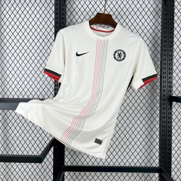 Camiseta visitante Chelsea 25/26 blanco roto con pinstripes rojas y verdes homenaje Magnificent Magyars