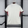 Camiseta visitante Chelsea 25/26 blanco roto con pinstripes rojas y verdes homenaje Magnificent Magyars