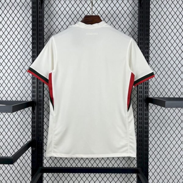 Camiseta visitante Chelsea 25/26 blanco roto con pinstripes rojas y verdes homenaje Magnificent Magyars
