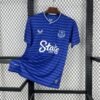 Camiseta local Everton 2025‑26 azul con patrón ondulado inspirado en el río Mersey, cuello en V blanco y detalles en blanco