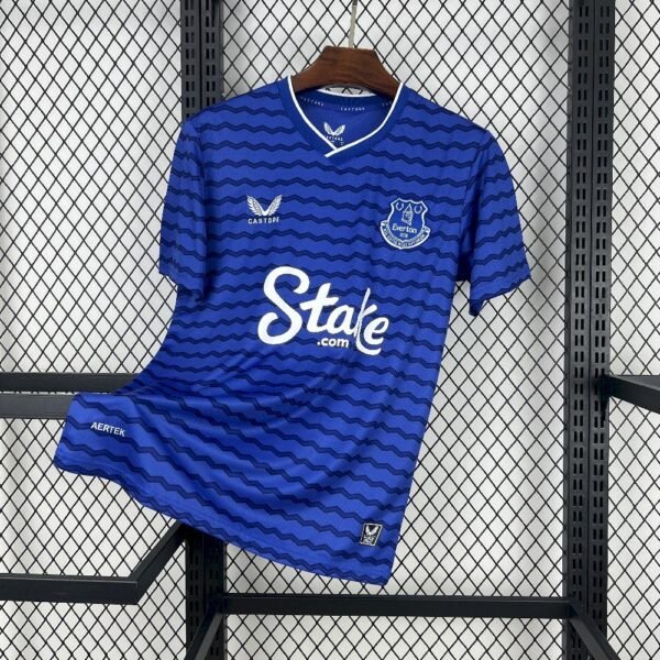 IMG_3449 Camiseta local Everton 2025‑26 azul con patrón ondulado inspirado en el río Mersey, cuello en V blanco y detalles en blanco
