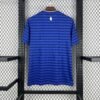 Camiseta local Everton 2025‑26 azul con patrón ondulado inspirado en el río Mersey, cuello en V blanco y detalles en blanco