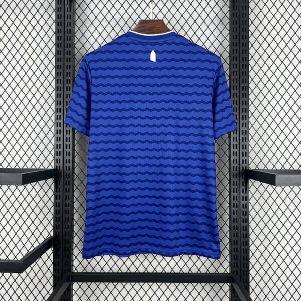 IMG_3450 Camiseta local Everton 2025‑26 azul con patrón ondulado inspirado en el río Mersey, cuello en V blanco y detalles en blanco