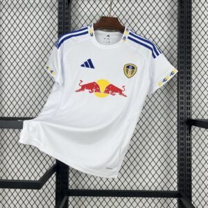 Camiseta local Leeds United 2025‑26 blanca con detalles en azul y amarillo, patrón de mosaico inspirado en el túnel Lowfields de Elland Road