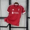 Camiseta local Liverpool FC 2025‑26 roja "Strawberry Red" con detalles en blanco y escudo retro
