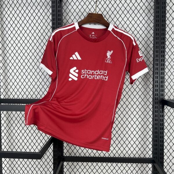 Camiseta local Liverpool FC 2025‑26 roja "Strawberry Red" con detalles en blanco y escudo retro