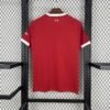 Camiseta local Liverpool FC 2025‑26 roja "Strawberry Red" con detalles en blanco y escudo retro