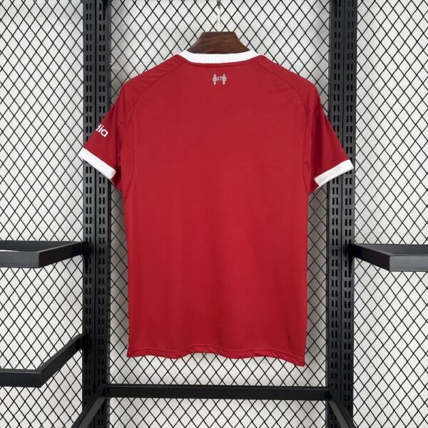 Camiseta local Liverpool FC 2025‑26 roja "Strawberry Red" con detalles en blanco y escudo retro