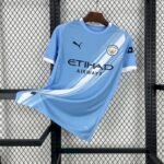 Camiseta local Manchester City 2025‑26 azul cielo con banda diagonal blanca, detalles en azul marino y escudo retro