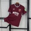 Camiseta local West Ham United temporada 2025-26 en granate y azul Umbro