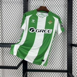 Camiseta local Real Betis 2025‑26 verde y blanca con rayas verticales, detalles en negro y escudo bordado